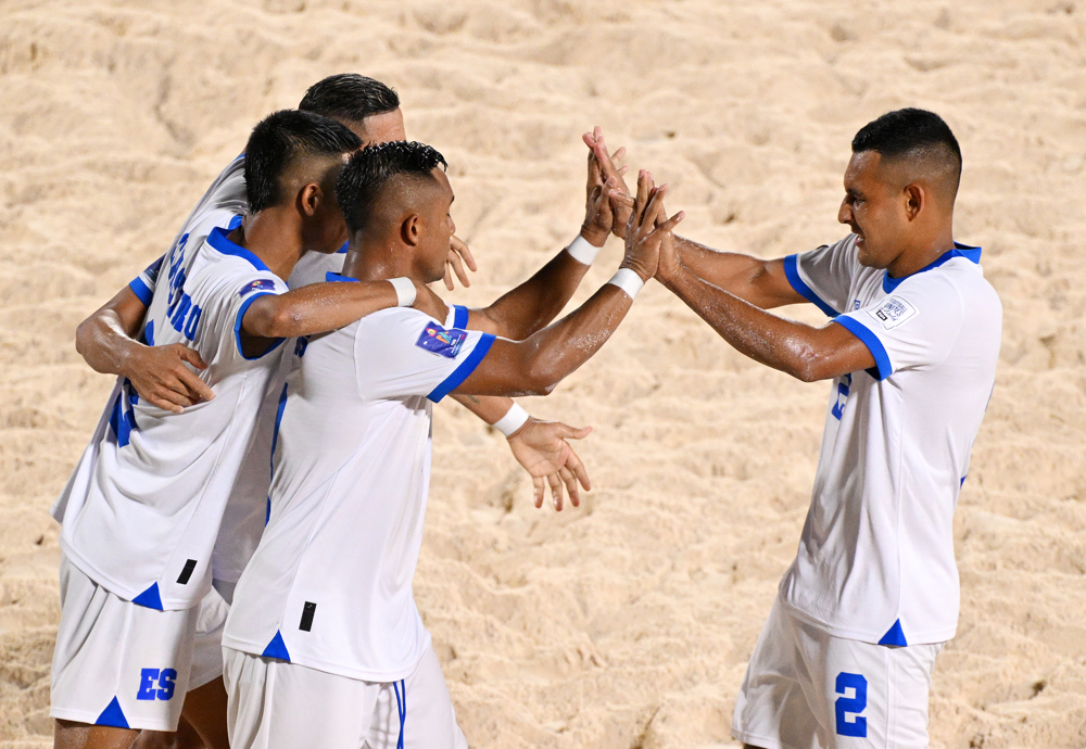 Heber Ramos anota en el valiente debut de El Salvador ante Brasil en el Mundial de Beach Soccer