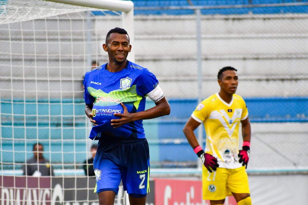 Olancho se mantiene con vida con el gol tardío de Obando ante Verdes
