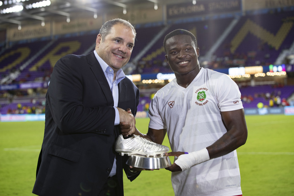 Vlijter recibe el premio al máximo goleador de la Liga de Naciones en manos del presidente de Concacaf