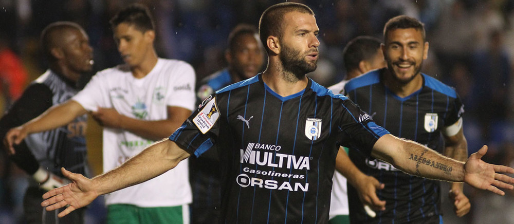 Villa rompió marca de goleo en SCCL en la victoria de Querétaro