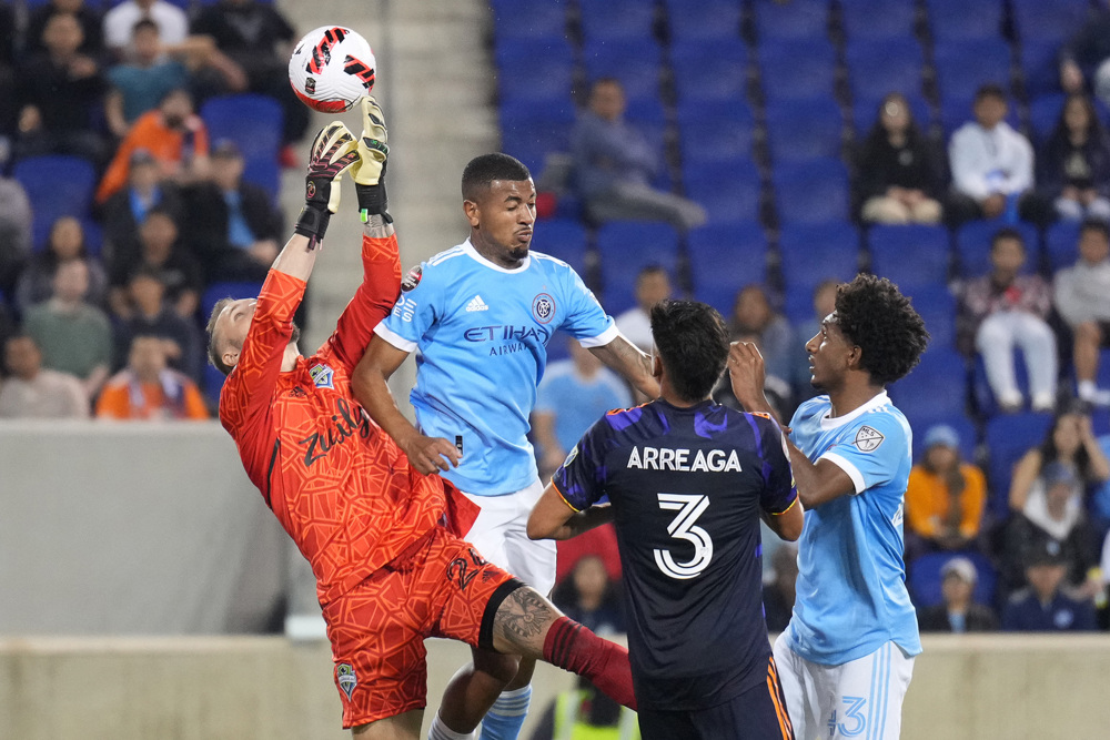 Sounders hold off NYCFC charge to reach first SCCL Final

