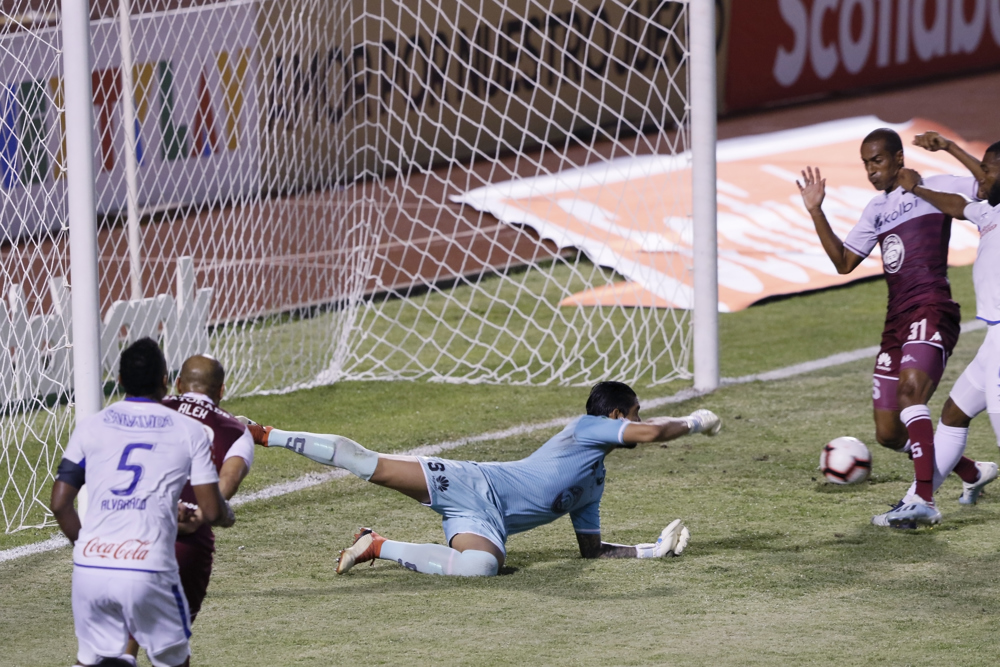 Doblete de Benguché le da ventaja al Olimpia sobre Saprissa