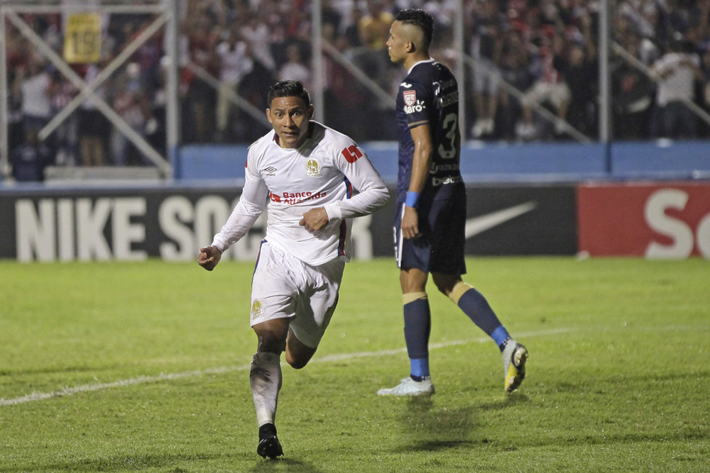 Gol sobre la hora de Carlos Sánchez mete al Olimpia en la final
