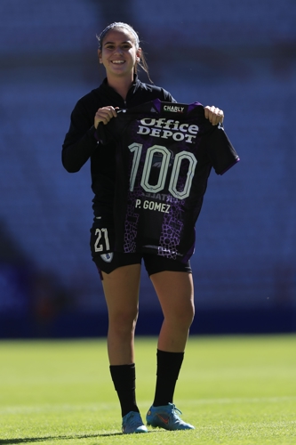 Paulina Gomez de Pachuca con la camisa que conmemora los 100 partidos previo a enfrentar a Pumas UNAM en la Liga BBVA MX Femenil en el Estadio Hidalgo, el 19 de Septiembre de 2022.