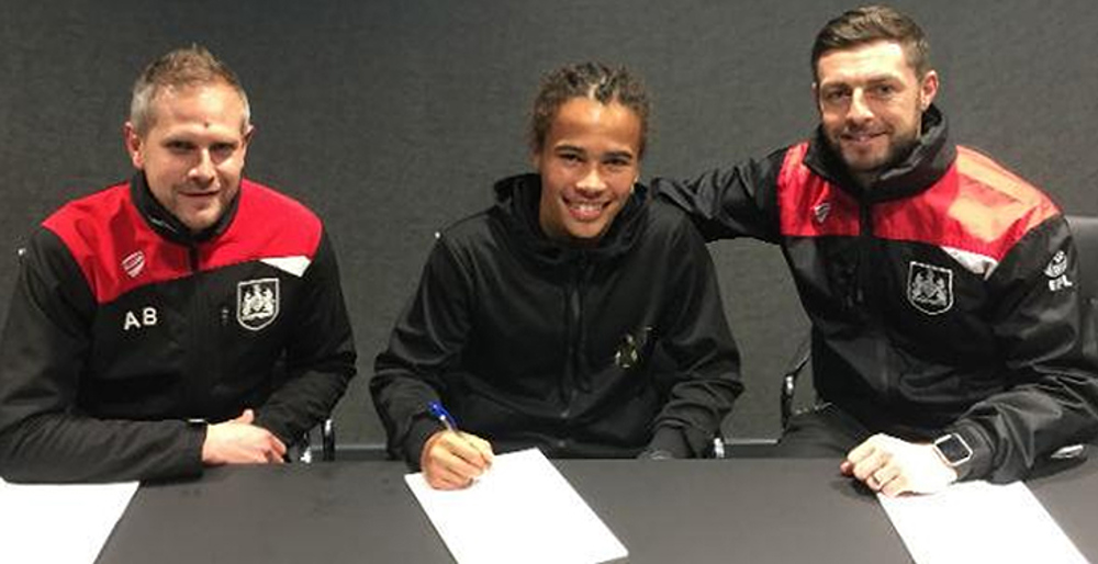 Osagi Bascome de Bermudas, firmó para el Bristol City