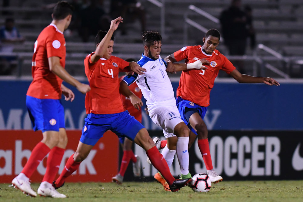 10-man Honduras hangs on for draw versus Costa Rica