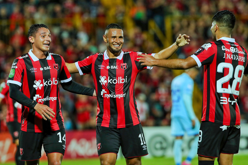 Navarro brilló en el triunfo de Alajuelense ante Motagua para ganar el Grupo D

