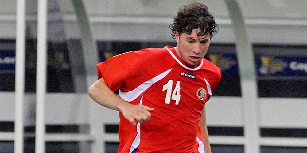 Bryan Oviedo sufrió fractura en la pierna izquierda