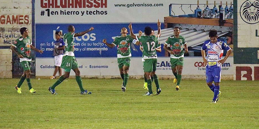 Reyes rompió marca de goles en El Salvador y quiere más