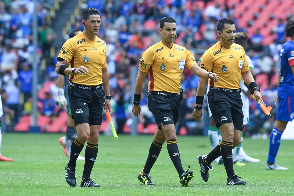 Árbitros mexicanos dirigirán la semifinal de la Copa Asiática