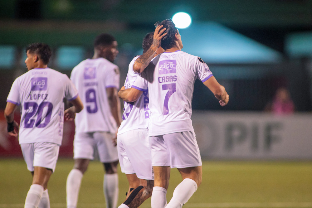 Casas y East intercambian goles en el empate entre Comunicaciones y Saprissa en el Play-In de la Copa Centroamericana