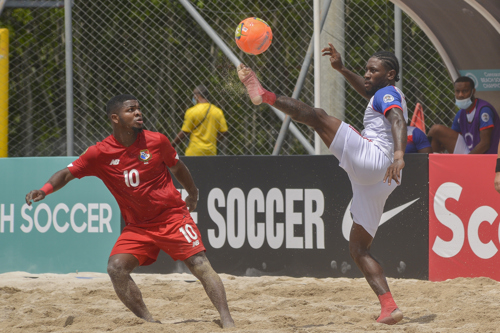 Alfonso Maquensi a la izquierda vs Belice en Fútbol Playa