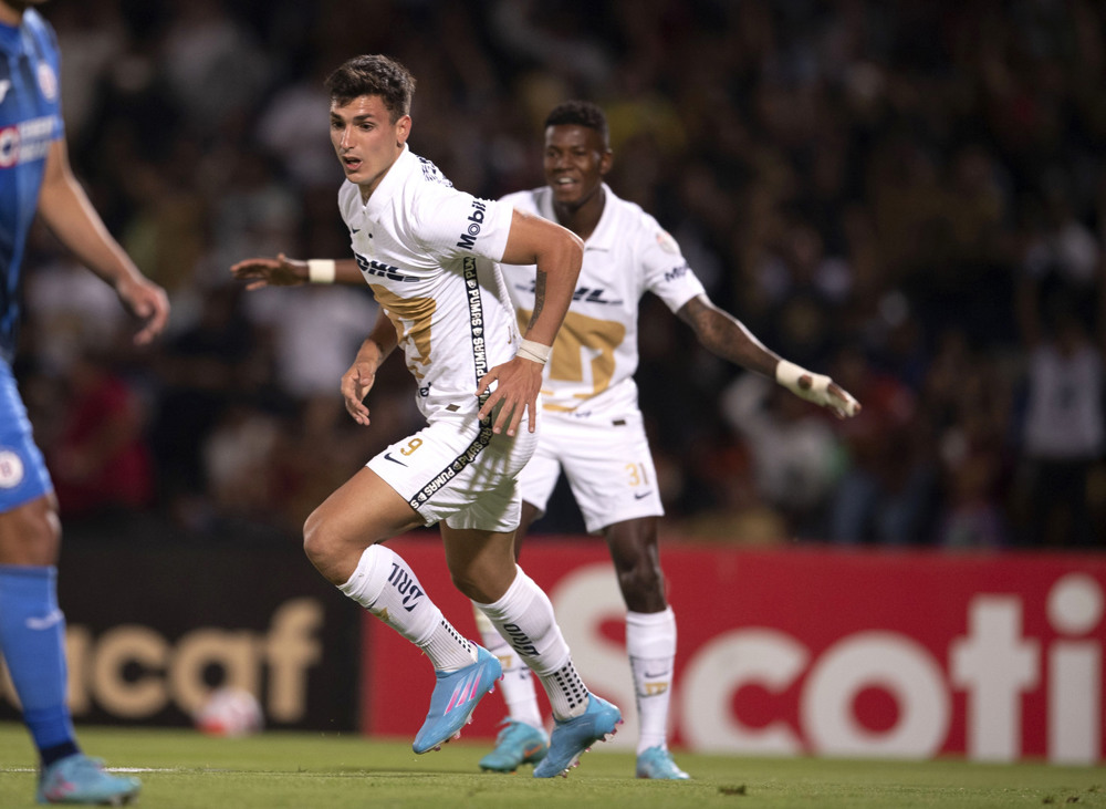 Con doblete de Dinenno, Pumas toma la delantera sobre Cruz Azul