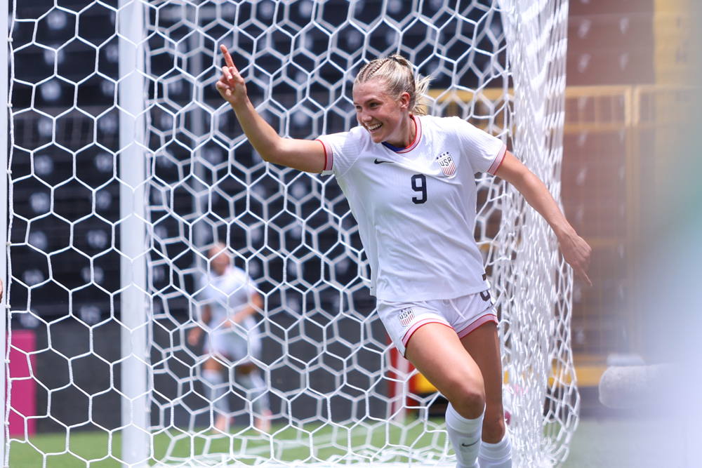 Engle marcó cuatro goles en la victoria de Estados Unidos contra Guyana en el Campeonato Femenino Sub-20 