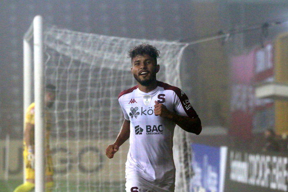 Noche histórica para Venegas en triunfo de Saprissa sobre Municipal