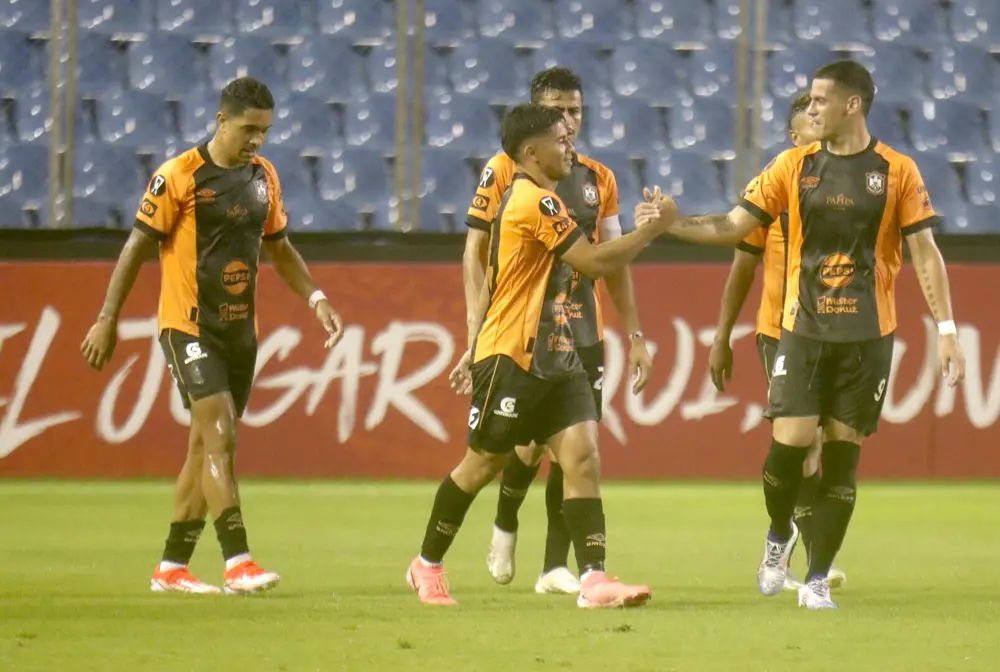 Águila defeats Olimpia to take lead in Group C