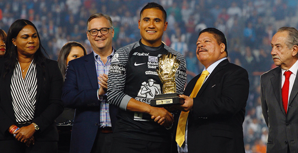Alfonso Blanco de Pachuca ganador Premio guante de Oro