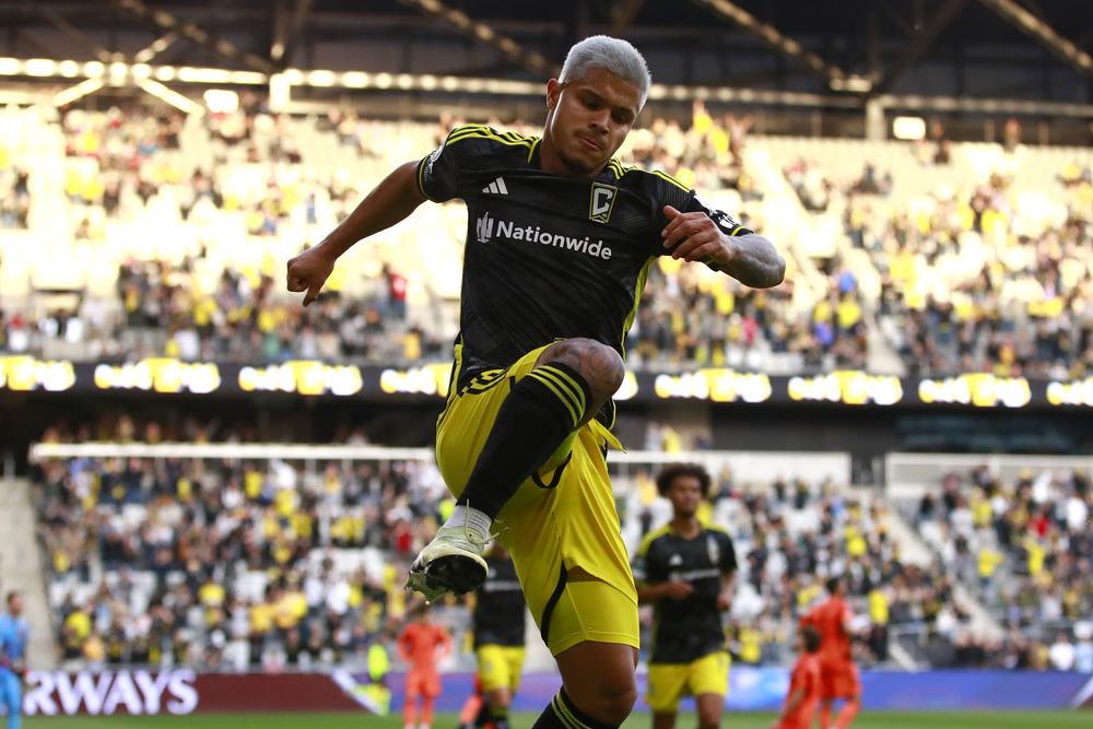 El gol de Hernández ayudó a Columbus a sobrevivir al último impulso de Houston
