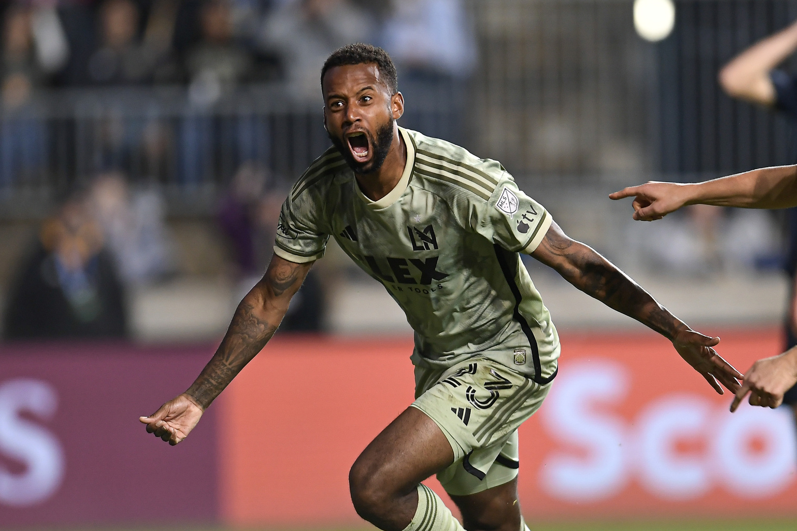 Gol sobre la hora de Acosta le da a LAFC una ligera ventaja contra Philadelphia Union
