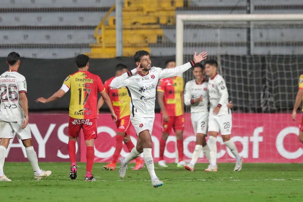 Herediano y Alajuelense protagonizaron emocionante empate en el partido de ida
