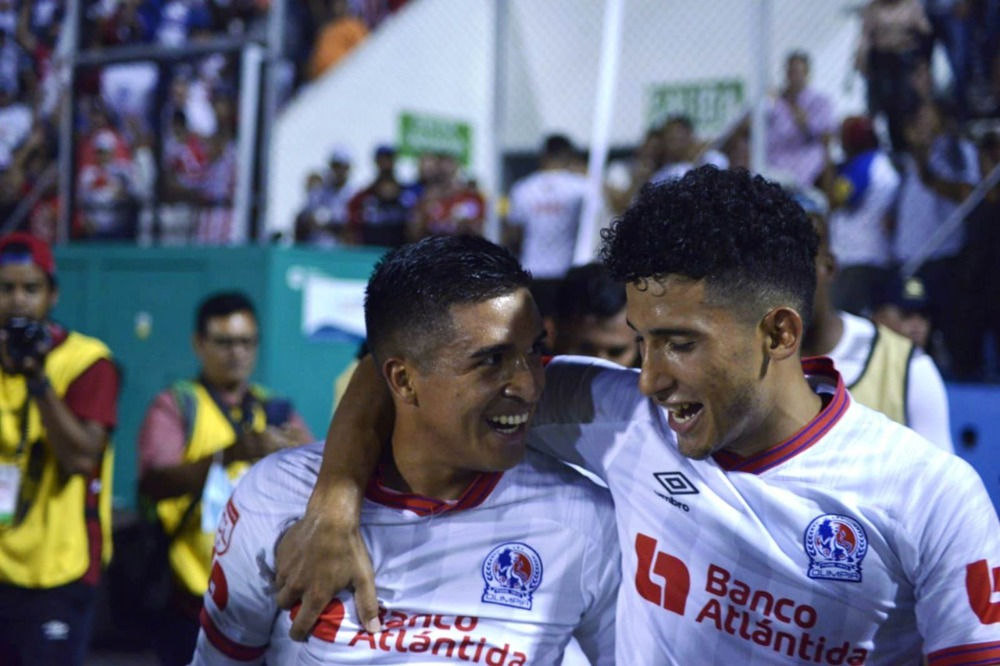 Pinto, Dos Santos encabezan el XI ideal de los partidos de vuelta