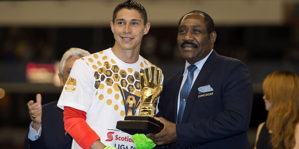 González del Club América ganador del Guante de Oro en SCCL