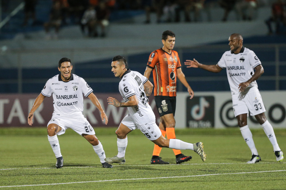Corena on target as Comunicaciones down Aguila to reach QFs
