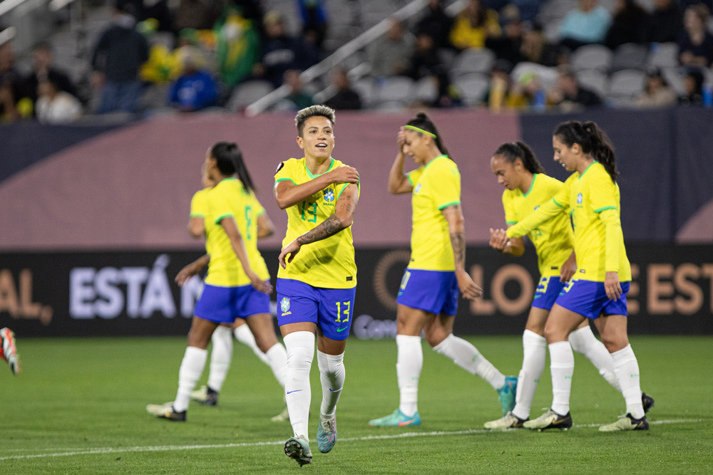 Brazil leave no doubt in topping Panama to win Group B
