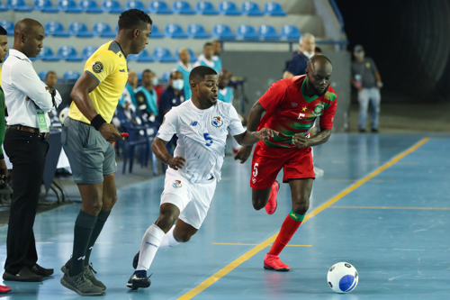 Alfonso Maquensi de Panamá a la izquierda contra Surinam