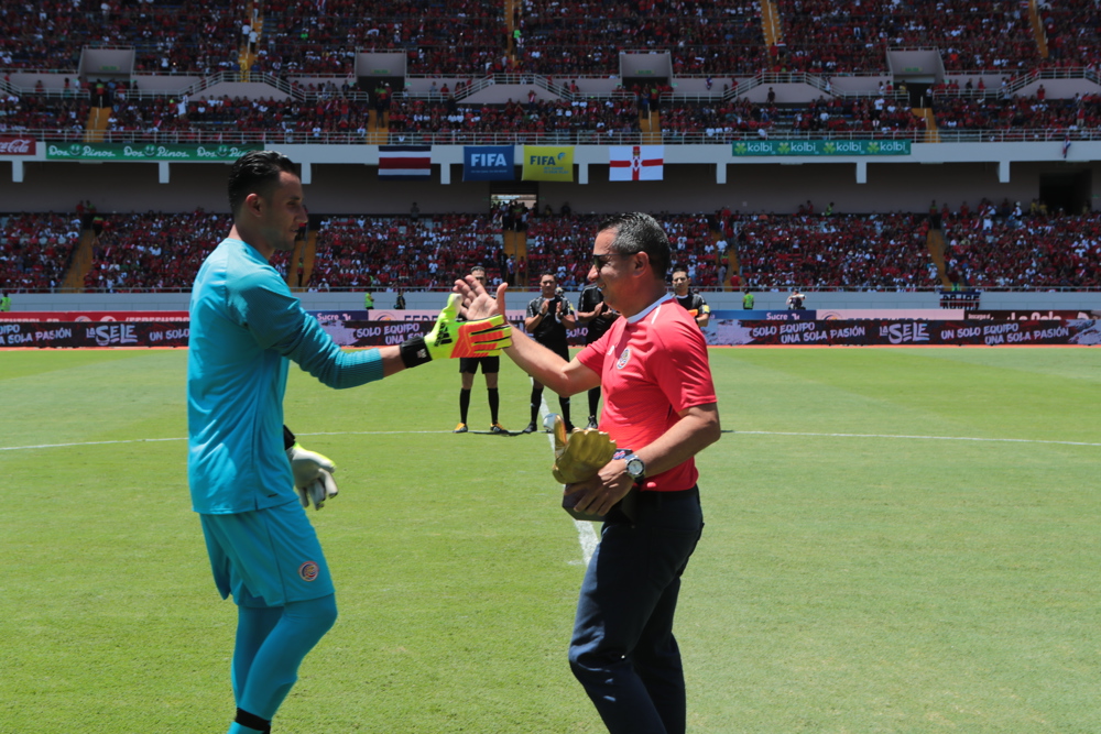 Federación Costarricense hizo un reconocimiento a Navas 
